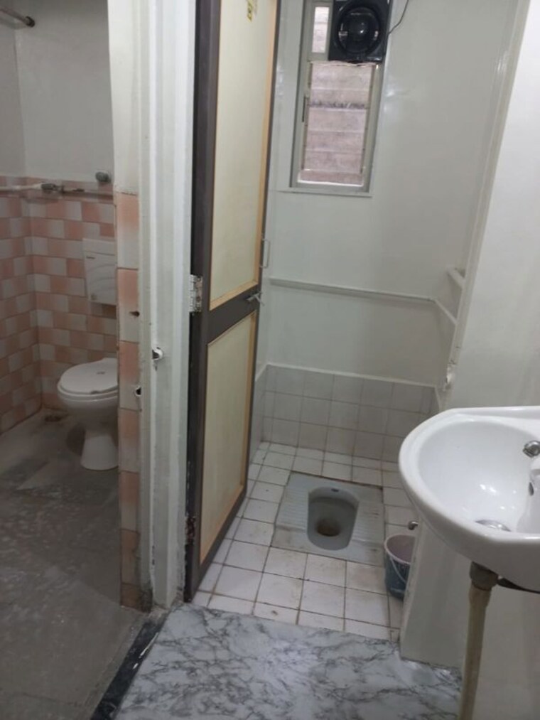 Bathroom, raut-baug-housing-complex 1 Bedroom 500 Sq.Ft. Apartment In Dhankawadi Pune 10443414