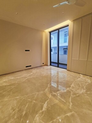 Room in 4 BHK Builder Floor at Hauz Khas Enclave – for Sale