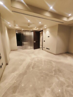 Room in 4 BHK Builder Floor at Hauz Khas Enclave – for Sale