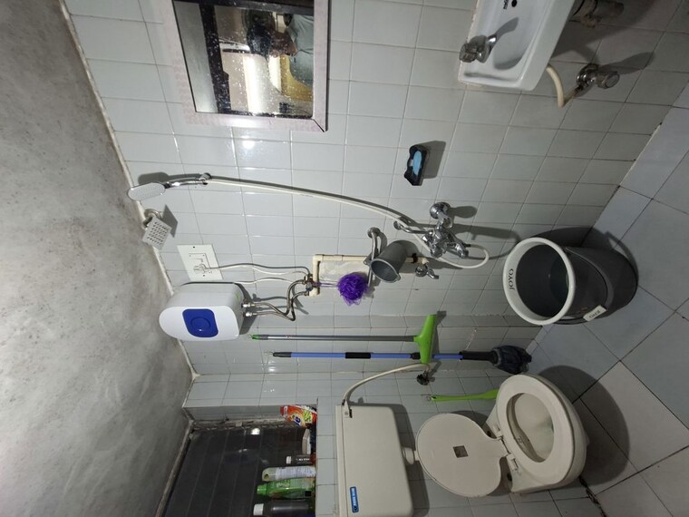 Bathroom, dahisar west 1 RK 300 Sq.Ft. Apartment In Dahisar West Mumbai 10443518