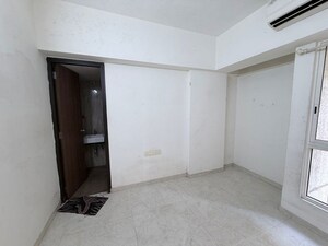 Room in 1.5 BHK Apartment at Lodha Amara, Kolshet Road – for Sale