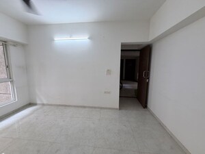 Room in 1.5 BHK Apartment at Lodha Amara, Kolshet Road – for Sale