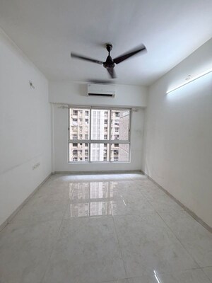Room in 1.5 BHK Apartment at Lodha Amara, Kolshet Road – for Sale