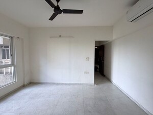 Room in 1.5 BHK Apartment at Lodha Amara, Kolshet Road – for Sale