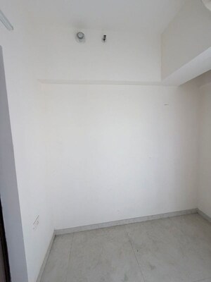 Room in 1.5 BHK Apartment at Lodha Amara, Kolshet Road – for Sale