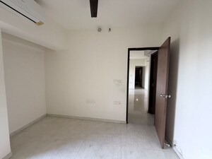 Room in 1.5 BHK Apartment at Lodha Amara, Kolshet Road – for Sale