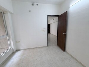 Room in 1.5 BHK Apartment at Lodha Amara, Kolshet Road – for Sale