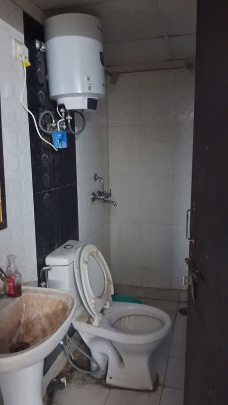 Bathroom, aims-golf-city 2.5 Bedroom 1150 Sq.Ft. Apartment In Sector 75 Noida 10443596