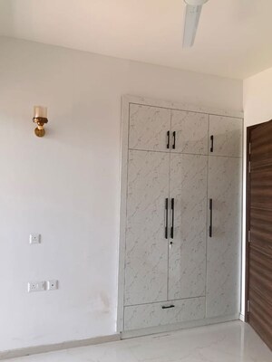 Furnished Amenities in 3 BHK Apartment at Smart World Orchard, Sector 61 – for Rent