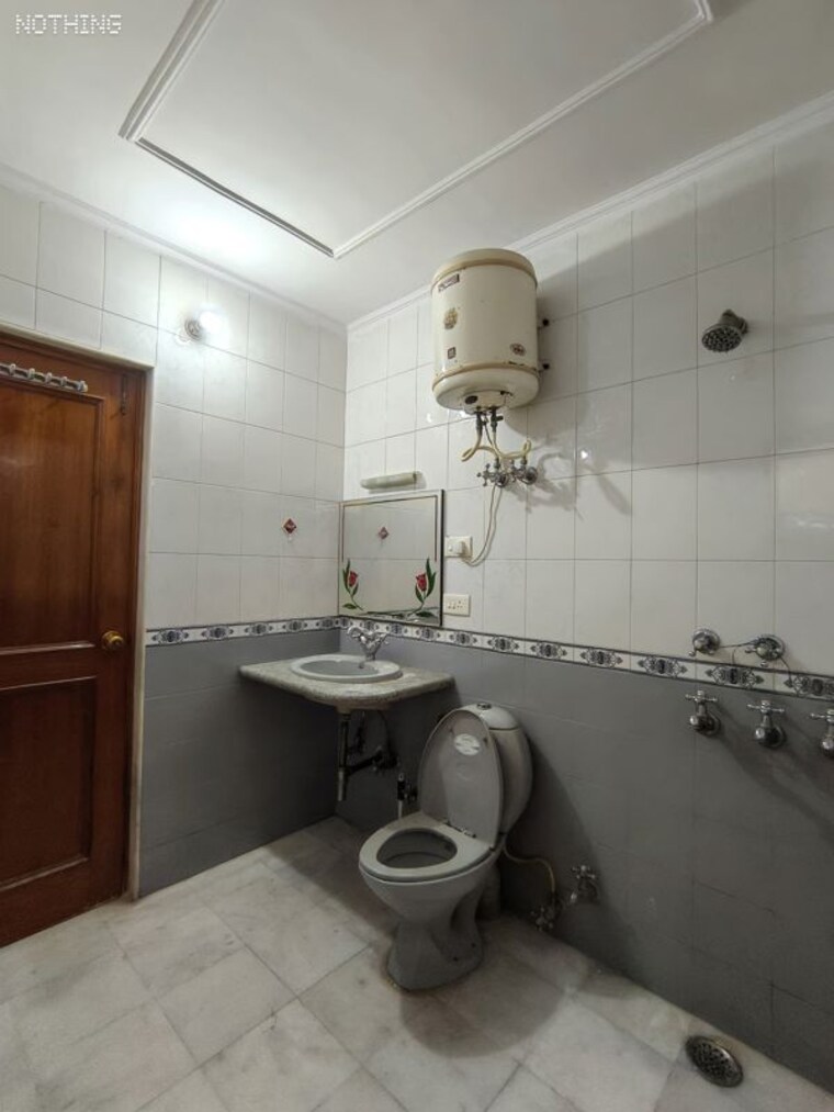 Bathroom, sector 15 2 Bedroom 1800 Sq.Ft. Builder Floor In Sector 15 Gurgaon 10443696