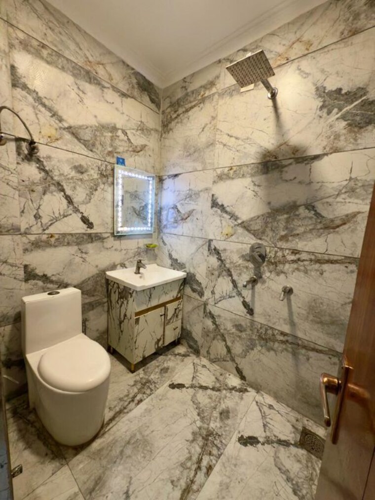 Bathroom, niti khand ii 3.5 Bedroom 112 Sq.Mt. Builder Floor In Niti Khand ii Ghaziabad 10443698