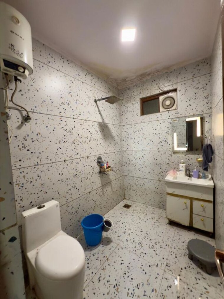 Bathroom, niti khand ii 3.5 Bedroom 112 Sq.Mt. Builder Floor In Niti Khand ii Ghaziabad 10443698