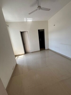 Room in 2.5 BHK Apartment at Emaar Emerald Estate, Sector 65 – for Rent