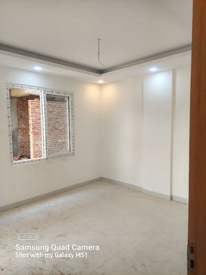 Room in 2.5 BHK Builder Floor at Sector 107 – for Sale