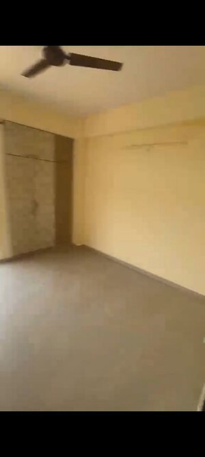 Room in 3 BHK Apartment at Arihant Arden Phase III, Sector 1 Greater Noida – for Rent