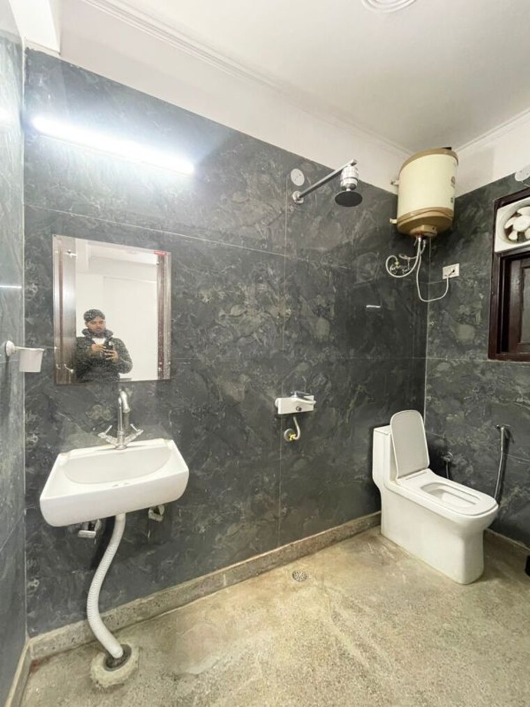 Bathroom, freedom fighters enclave 1 Bedroom 650 Sq.Ft. Apartment In Freedom Fighters Enclave Delhi 10444058