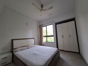 Room in 2.5 BHK Apartment at Hiranandani Meadows, Manpada – for Rent