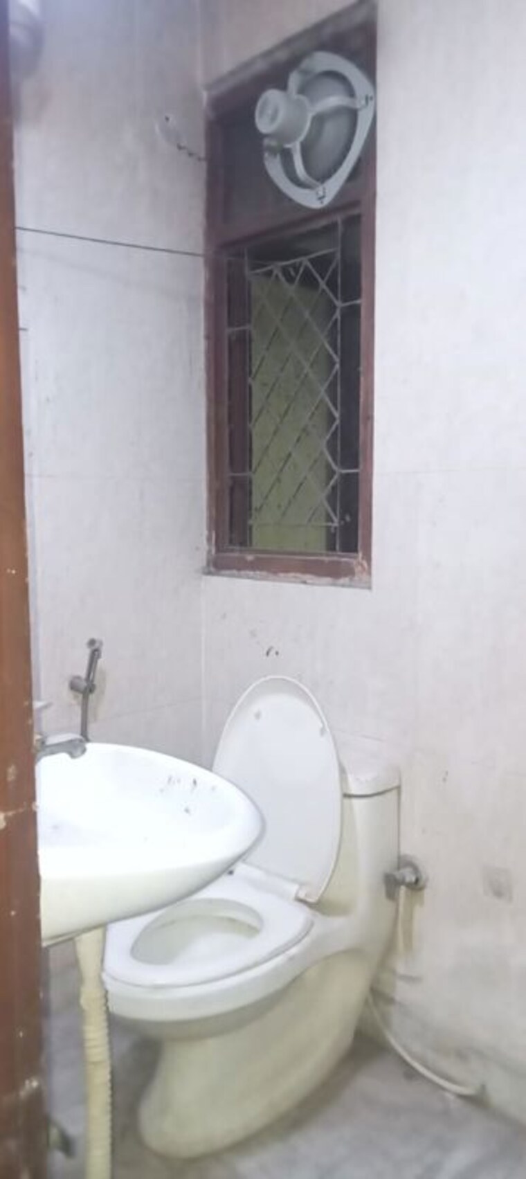 Bathroom, jawahar nagar 2 Bedroom 70 Sq.Yd. Builder Floor In Jawahar Nagar Delhi 10444133