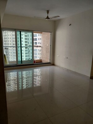 Room in 3 BHK Apartment at Rustomjee Urbania Azziano, Thane West – for Rent