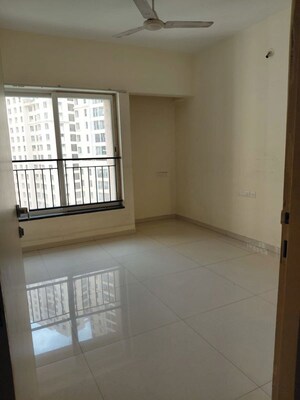 Room in 3 BHK Apartment at Rustomjee Urbania Azziano, Thane West – for Rent