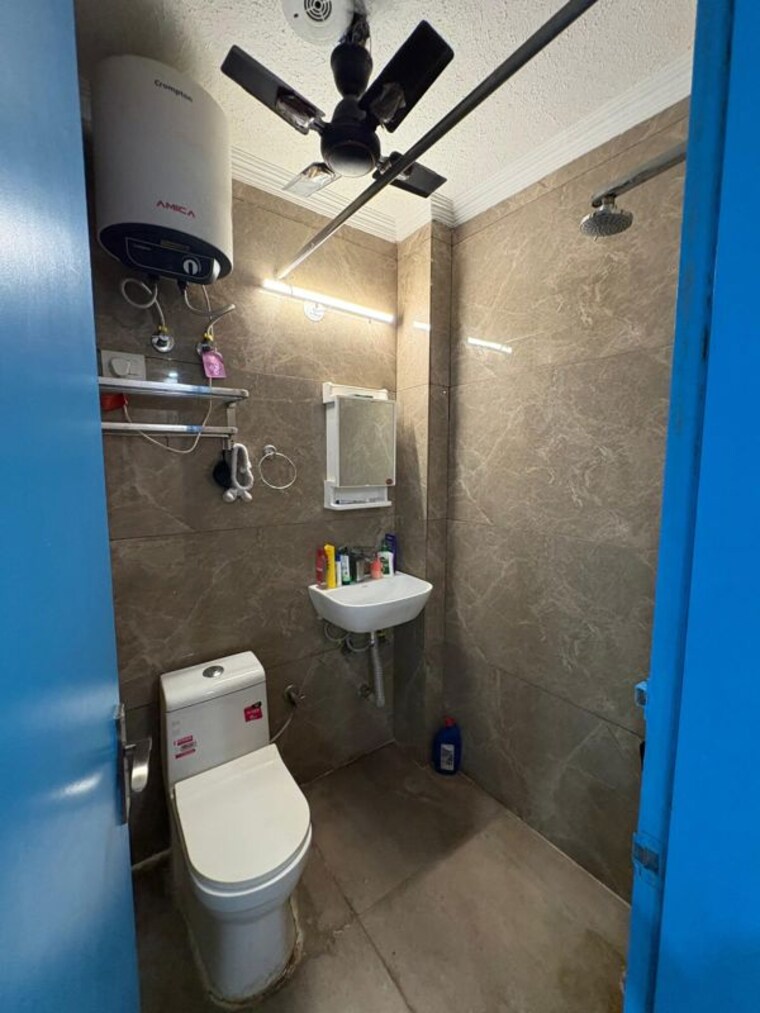 Bathroom, south extension ii 2 Bedroom 100 Sq.Yd. Builder Floor In South Extension ii Delhi 10444169
