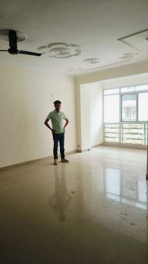 Room in 3 BHK Apartment at BPTP Discovery Park, Sector 80 – for Rent