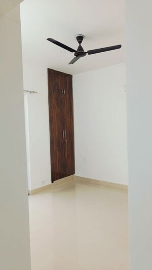 Room in 3 BHK Apartment at BPTP Discovery Park, Sector 80 – for Rent