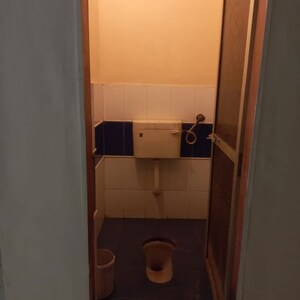 Bathroom in 1 BHK Builder Floor at kabra Unnat Nagar 51-55, Goregaon West – for Rent