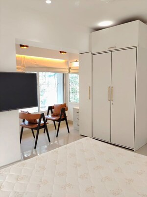 Team Area in 2 BHK Apartment at Bajaj Jade, Pali Hill – for Rent