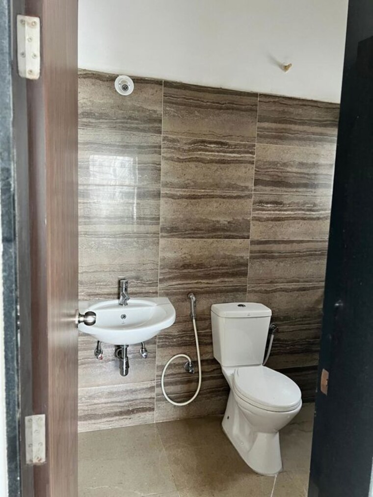 Bathroom, kolte-patil-rose-wood 3 Bedroom 2750 Sq.Ft. Penthouse In Undri Pune 10444293