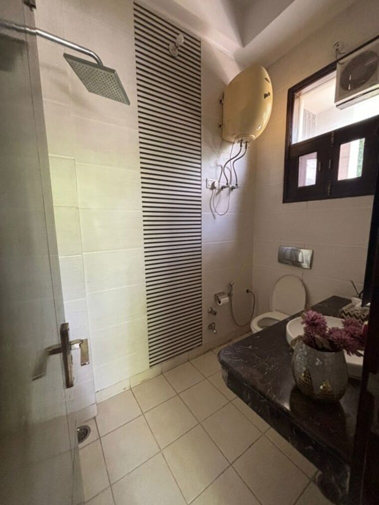 Bathroom, dlf phase i 3 Bedroom 2100 Sq.Ft. Builder Floor In Dlf Phase I Gurgaon 10444386