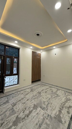 Room in 3 BHK Builder Floor at Green Fields Colony – for Rent