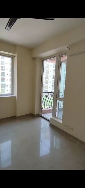 Room in 2.5 BHK Apartment at Sikka Karmic Greens, Sector 78 – for Rent