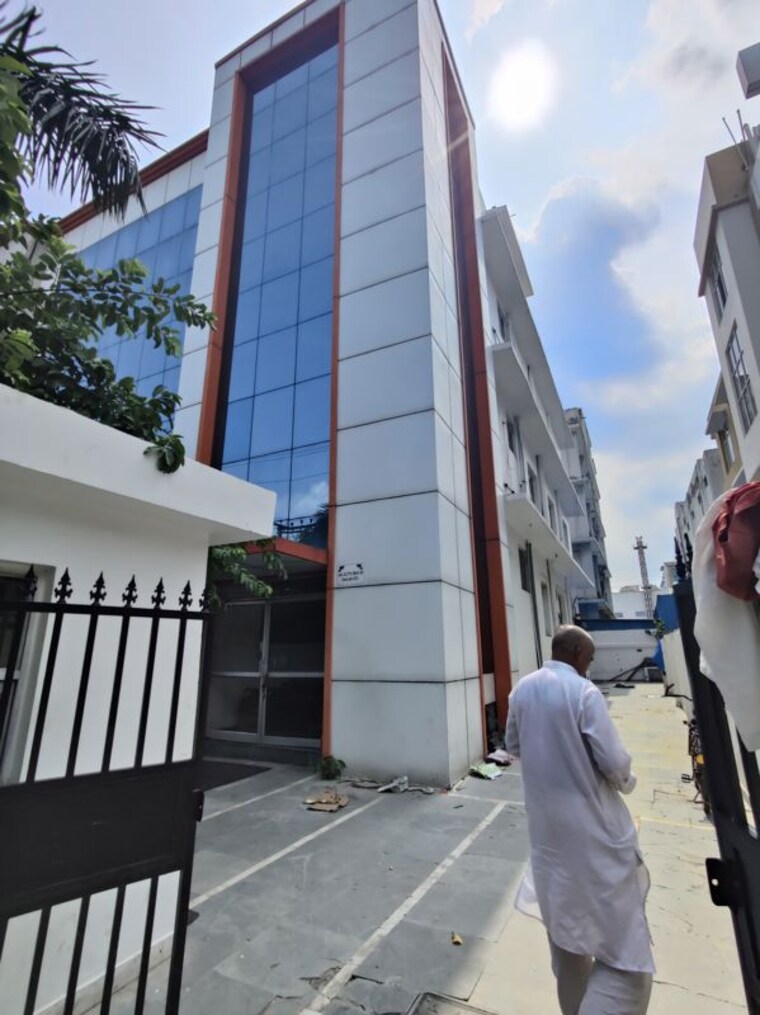 Balcony, sector 63 Commercial Warehouse 10000 Sq.Ft. In Sector 63 Noida 10444510