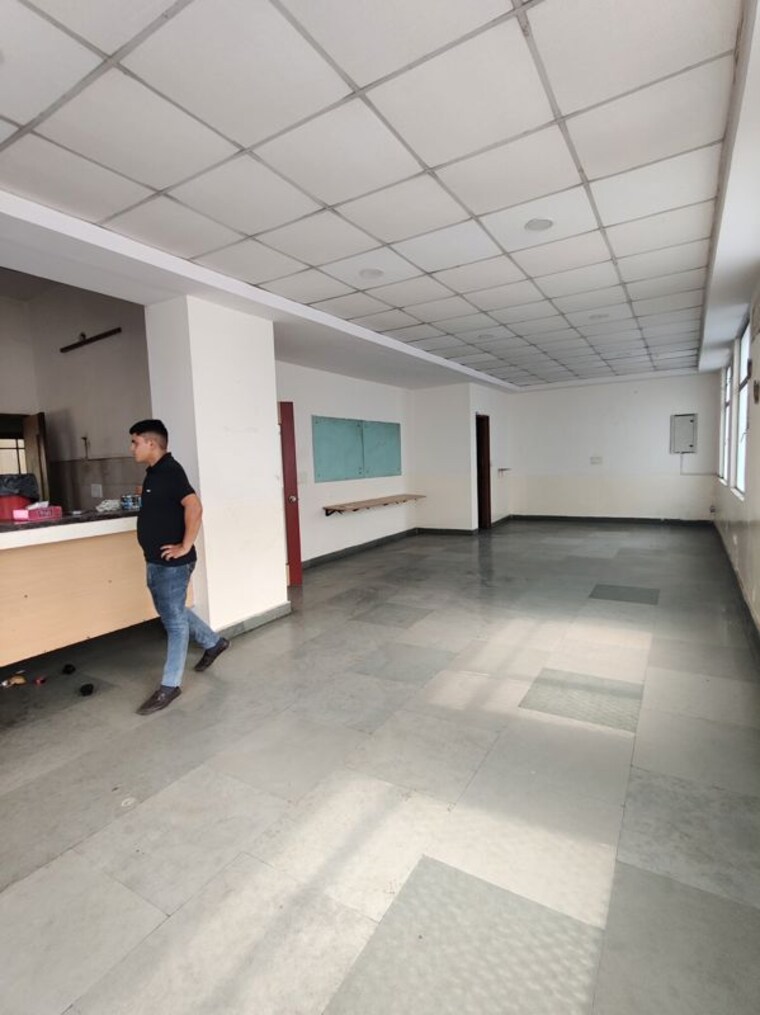  Parking, sector 63 Commercial Warehouse 10000 Sq.Ft. In Sector 63 Noida 10444510