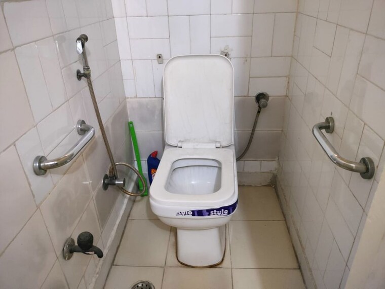 Bathroom, ip extension 2 Bedroom 900 Sq.Ft. Apartment In Ip Extension Delhi 10433273