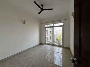 Room in 3 BHK Apartment at Jaypee Greens Pavilion Court, Sector 128 – for Rent