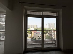 Room in 3 BHK Apartment at Jaypee Greens Pavilion Court, Sector 128 – for Rent