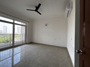 Room in 3 BHK Apartment at Jaypee Greens Pavilion Court, Sector 128 – for Rent