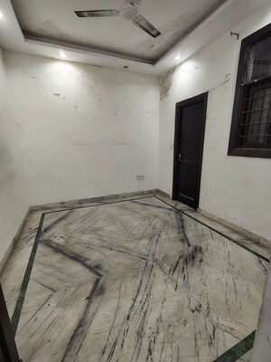 Room in 4 BHK Builder Floor at Green Fields Colony – for Rent