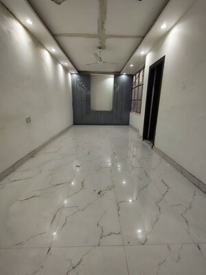 Room in 4 BHK Builder Floor at Green Fields Colony – for Rent
