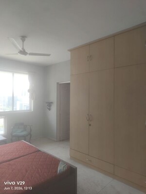 Room in 4 BHK Apartment at DLF Belvedere Towers, Sector 24 – for Sale