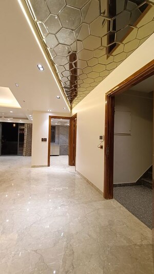 Room in 4 BHK Builder Floor at Dlf Phase I – for Sale