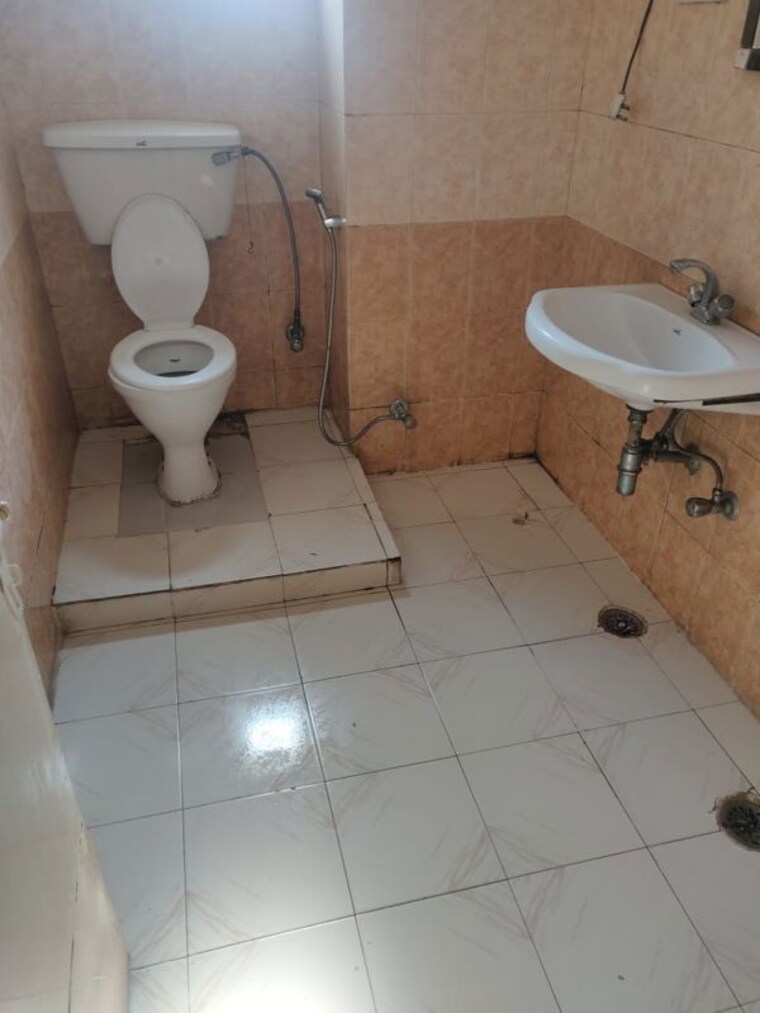 Bathroom, madhur-jivan-apartment 3 Bedroom 1700 Sq.Ft. Apartment In Sector 56 Gurgaon 10444854