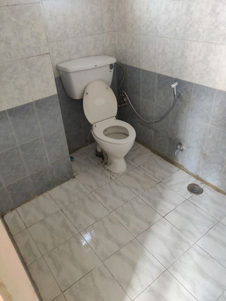 Bathroom, madhur-jivan-apartment 3 Bedroom 1700 Sq.Ft. Apartment In Sector 56 Gurgaon 10444854