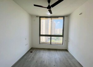 Room in 3 BHK Apartment at Thane West – for Sale