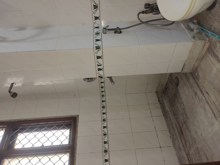 Bathroom, east of kailash 2 Bedroom 1350 Sq.Ft. Builder Floor In East Of Kailash Delhi 10444906