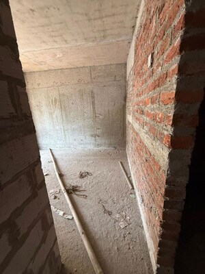 Bathroom in 1 BHK Apartment at Yusuf Manzil, Agripada – for Sale