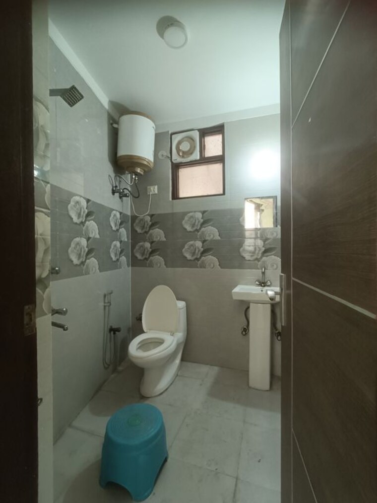 Bathroom, jawahar nagar 2 Bedroom 810 Sq.Ft. Builder Floor In Jawahar Nagar Delhi 10445123