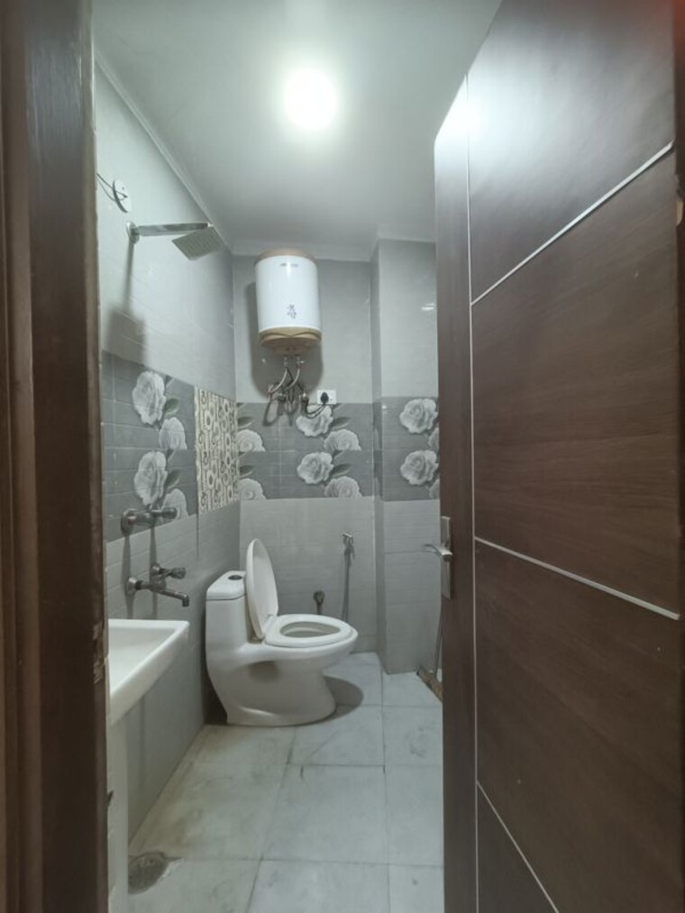 Bathroom, jawahar nagar 2 Bedroom 810 Sq.Ft. Builder Floor In Jawahar Nagar Delhi 10445123